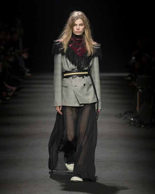 Ann Demeulemeester. Doppiopetto in lana Galles bicolore, gonna lunga in chiffon, sciale con frange e jais (Valerio Mezzanotti)