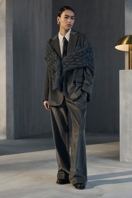 Brunello Cucinelli. Taglio over per giacca e pantaloni in velluto a coste, maglione a trecce come scialle
