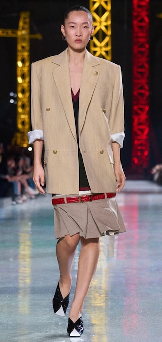 Chanel. Doppiopetto e gonna asimmetrica con cintura sotto i fianchi