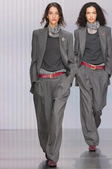 Giorgio Armani. Abiti in flanella di lana e cashmere con pull e camicia in seta con collo foulard