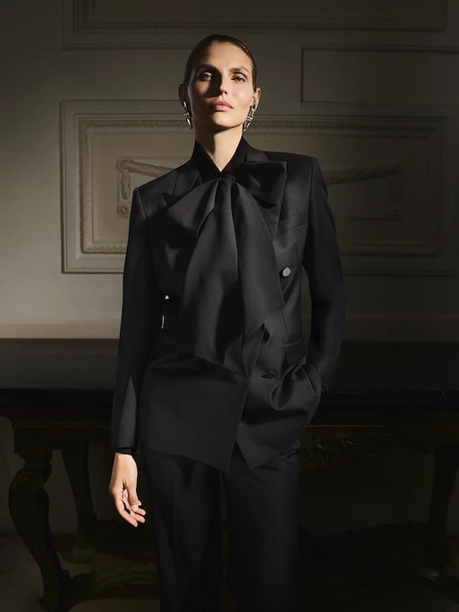 Tagliatore. Giacca in faille di lana, camicia in seta opaca con macro fiocco
