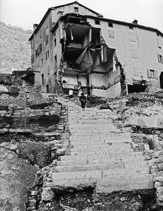 Un’immagine di Longarone, uno dei paesi distrutti nella tragedia del Vajont. Il 9 ottobre 1963 alle 22.39, un’enorme frana di roccia di circa due chilometri quadrati di superficie e 260 milioni di metri cubi di volume, si stacca dalle pendici del Monte Toc, dietro la diga del Vajont, tra il Friuli e il Veneto: 1910 i morti, sette i paesi cancellati dalla tragedia. (AFP)