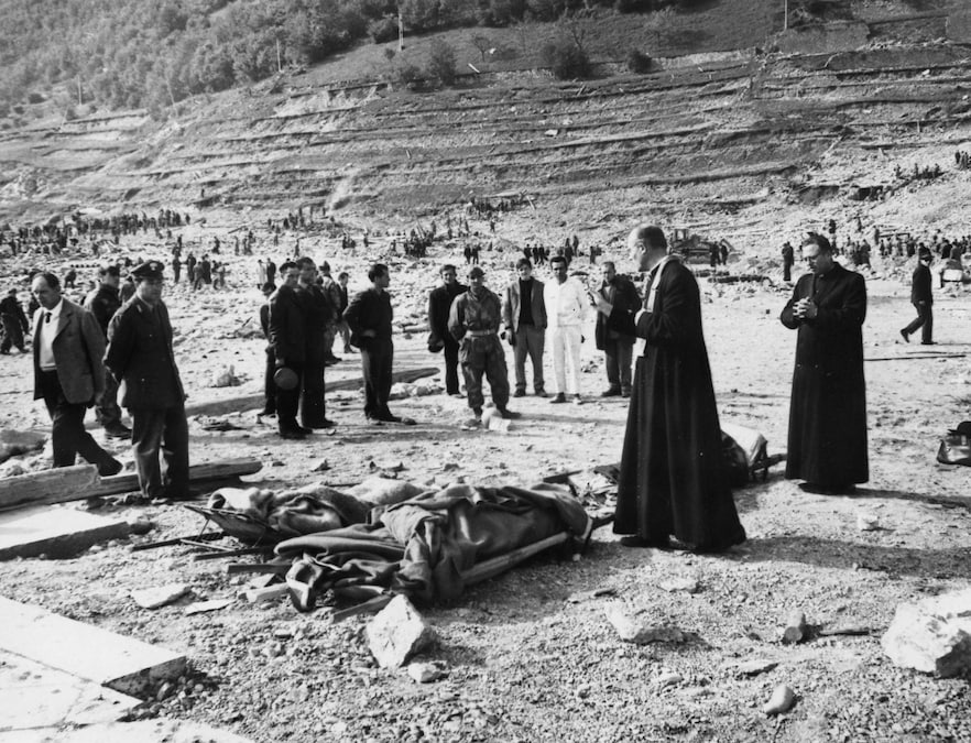 Un’immagine di Longarone, uno dei paesi distrutti nella tragedia del Vajont. Il 9 ottobre 1963 alle 22.39, un’enorme frana di roccia di circa due chilometri quadrati di superficie e 260 milioni di metri cubi di volume, si stacca dalle pendici del Monte Toc, dietro la diga del Vajont, tra il Friuli e il Veneto: 1910 i morti, sette i paesi cancellati dalla tragedia. (ASSOCIATED PRESS)
