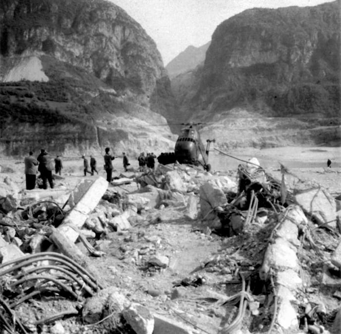 Si scava tra le macerie a Longarone, uno dei paesi distrutti nella tragedia del Vajont. Il 9 ottobre 1963 alle 22.39, un'enorme frana di roccia di circa due chilometri quadrati di superficie e 260 milioni di metri cubi di volume, si stacca dalle pendici del Monte Toc, dietro la diga del Vajont, tra il Friuli e il Veneto: 1910 i morti, sette i paesi cancellati dalla tragedia. ANSA/ OLDPIX (ANSA)