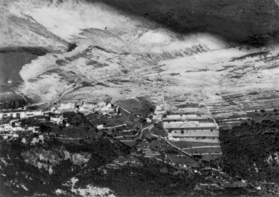 Longarone, uno dei paesi distrutti nella tragedia del Vajont. Il 9 ottobre 1963 alle 22.39, un'enorme frana di roccia di circa due chilometri quadrati di superficie e 260 milioni di metri cubi di volume, si stacca dalle pendici del Monte Toc, dietro la diga del Vajont, tra il Friuli e il Veneto: 1910 i morti, sette i paesi cancellati dalla tragedia. ANSA/ ARCHIVIO (ANSA)