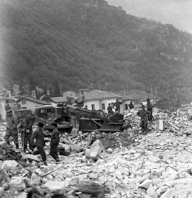 Si scava tra le macerie a Longarone, uno dei paesi distrutti nella tragedia del Vajont. Il 9 ottobre 1963 alle 22.39, un'enorme frana di roccia di circa due chilometri quadrati di superficie e 260 milioni di metri cubi di volume, si stacca dalle pendici del Monte Toc, dietro la diga del Vajont, tra il Friuli e il Veneto: 1910 i morti, sette i paesi cancellati dalla tragedia. (ANSA)