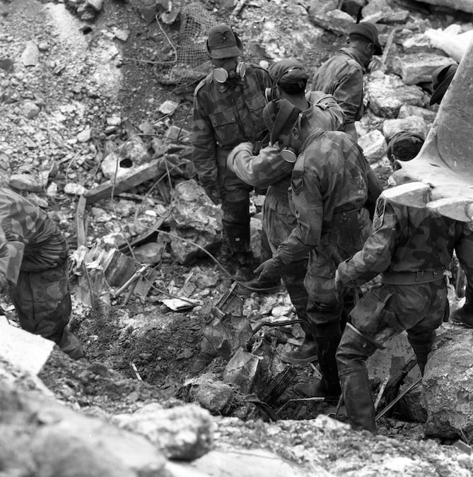 Si scava tra le macerie a Longarone, uno dei paesi distrutti nella tragedia del Vajont. Il 9 ottobre 1963 alle 22.39, un'enorme frana di roccia di circa due chilometri quadrati di superficie e 260 milioni di metri cubi di volume, si stacca dalle pendici del Monte Toc, dietro la diga del Vajont, tra il Friuli e il Veneto: 1910 i morti, sette i paesi cancellati dalla tragedia. (ANSA/OLDPIX)