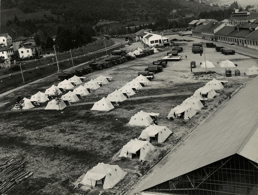 Longarone nei giorni successivi alla frana del 9 ottobre 1963. Fotografie dell' Ispettorato Vigili del Fuoco, terza circoscrizione, sede di Belluno donate all' Onorevole Giacomo Sedati, Commissario del Governo per il Vajont. (ANSA)