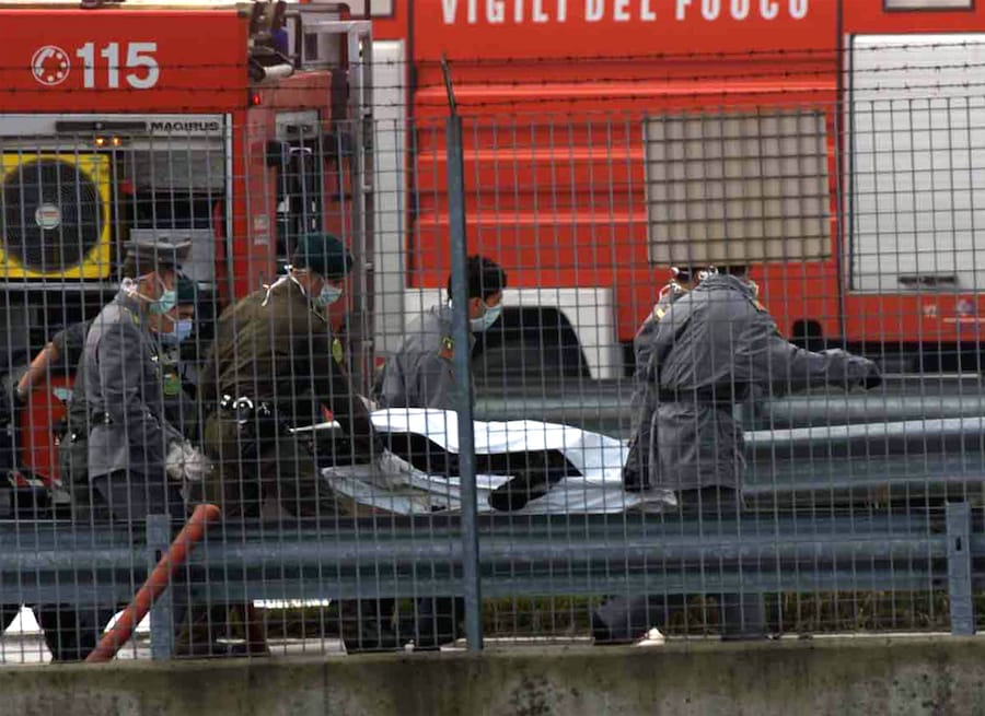 Squadre di soccorso al lavoro all' aeroporto di Linate. ((Ansa))