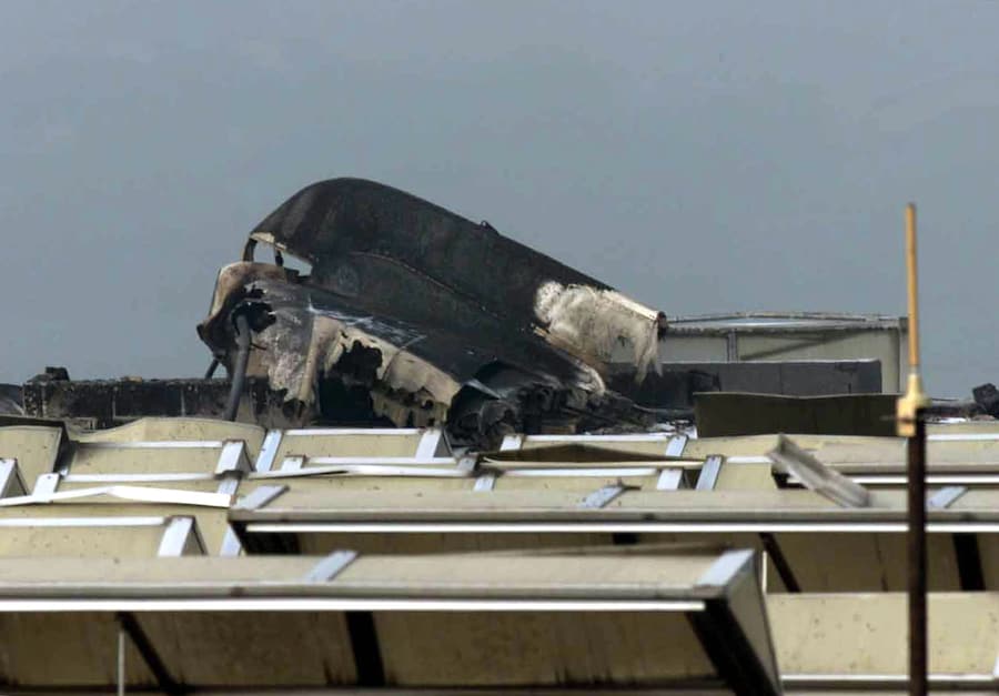 La carlinga dell' aereo della SAS in mezzo ai caponnoni dopo l' incidente. ((Ansa))