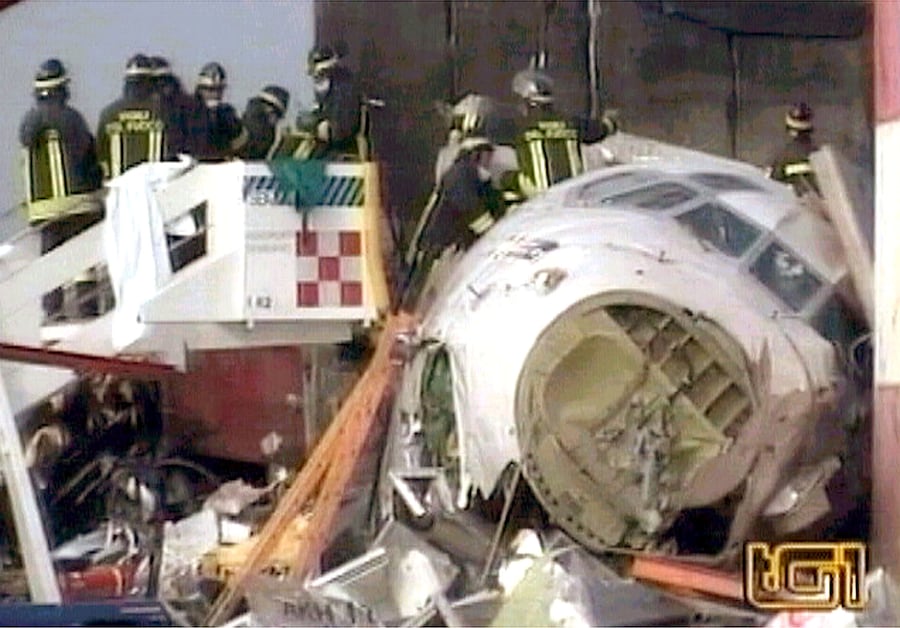 Un' immagine presa dalla tv mostra la fusoliera dell' MD80 della compagnia scandinava Sas dopo lo schianto con l'hangar. ((Ansa))