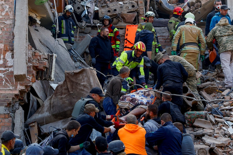 I soccorritori trasportano un ferito mentre cercano di trarre in salvo i residenti sepolti sotto le macerie di un condominio colpito da un missile russo nella città di Pryluky, nel corso dell’attacco russo all’Ucraina, nella regione di Chernihiv. (REUTERS)