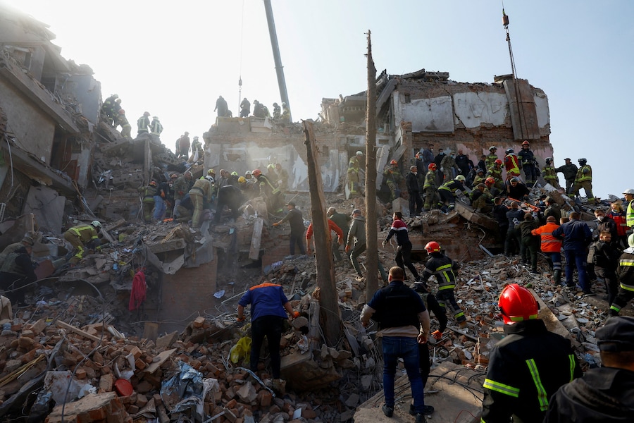 I servizi di emergenza sono al lavoro per trarre in salvo i residenti sepolti sotto le macerie nel luogo in cui si trovava un condominio colpito da un missile russo nella città di Pryluky, nel contesto dell’attacco della Russia all’Ucraina, nella regione di Chernihiv. (REUTERS)