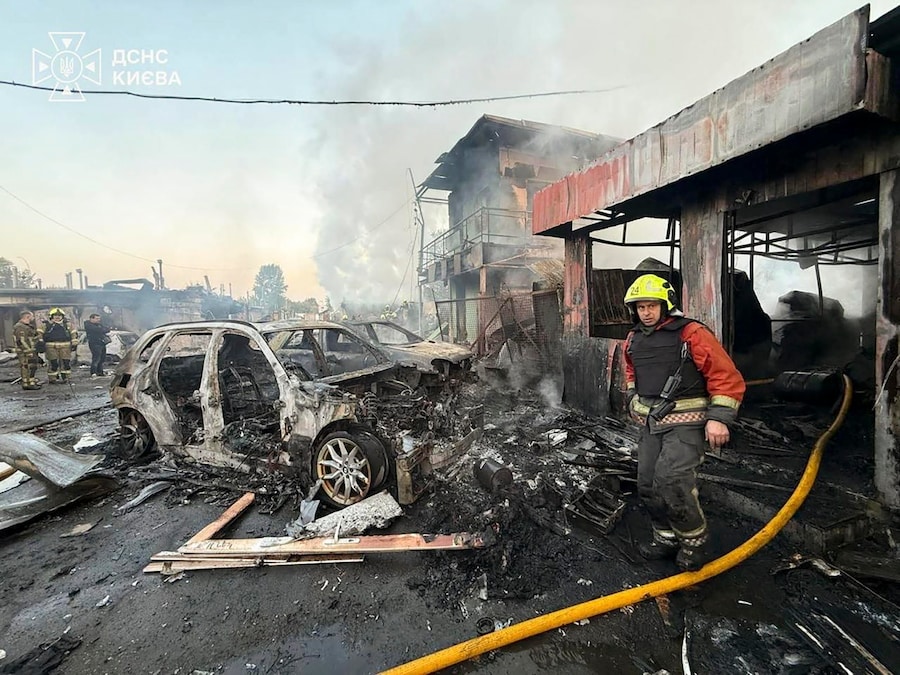 Una foto diffusa dal Servizio statale di emergenza dell’Ucraina mostra i soccorritori ucraini al lavoro sul luogo di un attacco missilistico russo in una zona residenziale di Kiev. (EPA)