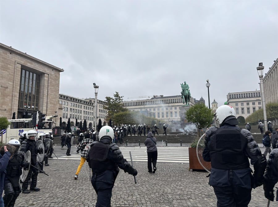 Alcuni momenti della protesta sindacale contro le misure di bilancio del governo federale, nei pressi della stazione ferroviaria di Bruxelles-Midi, il 9 ottobre 2026. (ANSA/LUCA FERRERO)