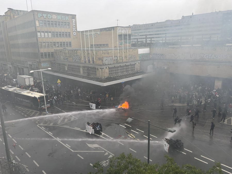 Alcuni momenti della protesta sindacale contro le misure di bilancio del governo federale, nei pressi della stazione ferroviaria di Bruxelles-Midi, il 9 ottobre 2026. (ANSA/LUCA FERRERO)