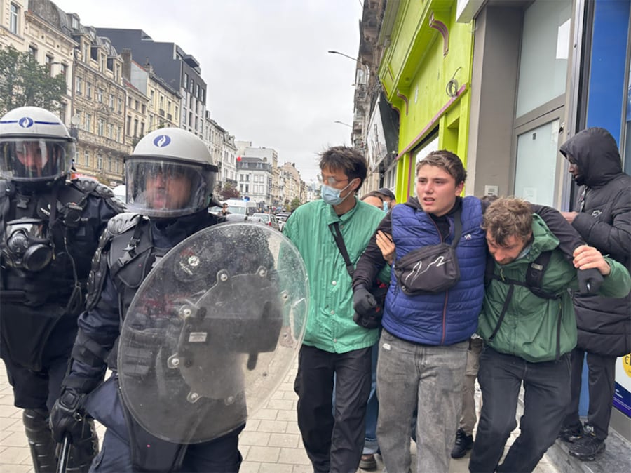 Alcuni momenti della protesta sindacale contro le misure di bilancio del governo federale, nei pressi della stazione ferroviaria di Bruxelles-Midi, il 9 ottobre 2026. (ANSA/LUCA FERRERO)
