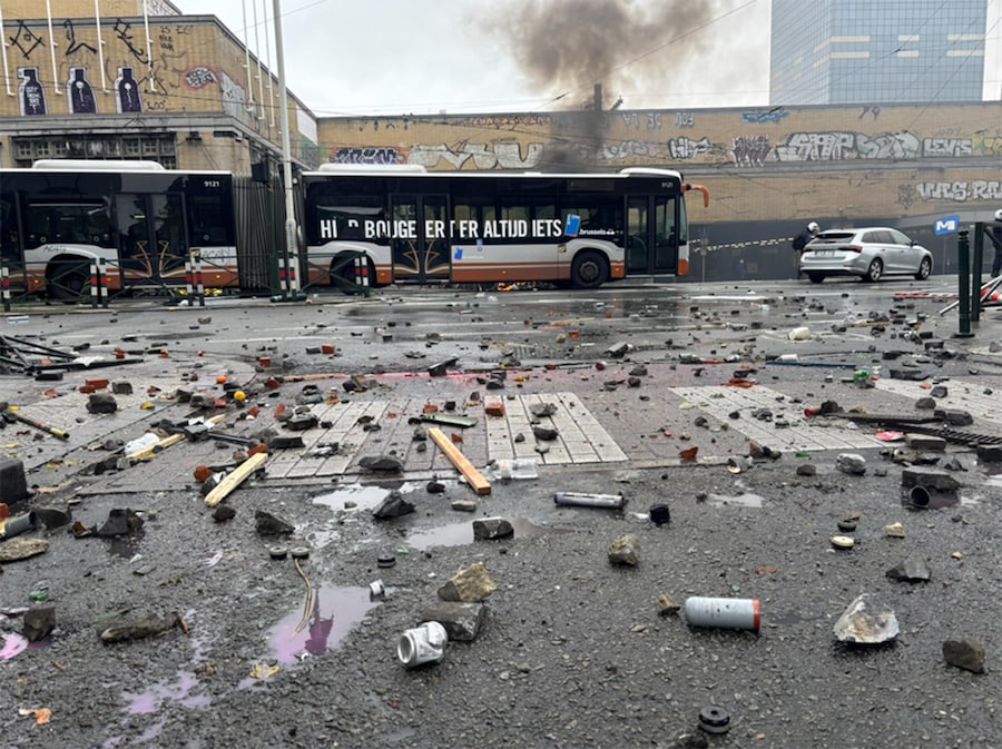 Alcuni momenti della protesta sindacale contro le misure di bilancio del governo federale, nei pressi della stazione ferroviaria di Bruxelles-Midi, il 9 ottobre 2026. (ANSA/LUCA FERRERO)
