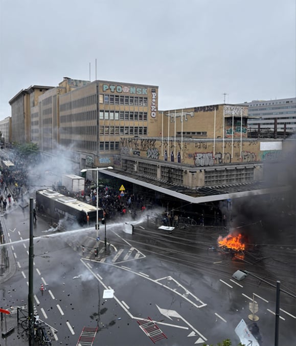 Alcuni momenti della protesta sindacale contro le misure di bilancio del governo federale, nei pressi della stazione ferroviaria di Bruxelles-Midi, il 9 ottobre 2026. (ANSA/LUCA FERRERO)