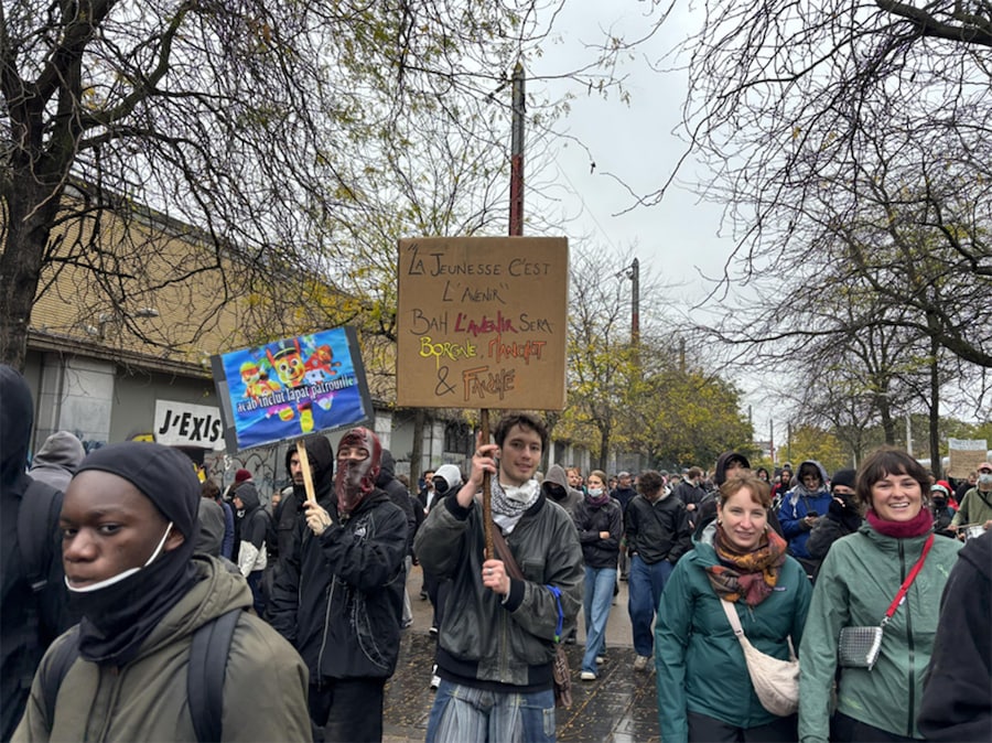 Alcuni momenti della protesta sindacale contro le misure di bilancio del governo federale, nei pressi della stazione ferroviaria di Bruxelles-Midi, il 9 ottobre 2026. (ANSA/LUCA FERRERO)