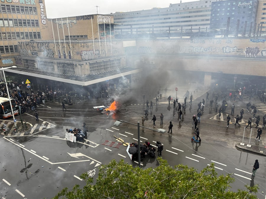 Alcuni momenti della protesta sindacale contro le misure di bilancio del governo federale, nei pressi della stazione ferroviaria di Bruxelles-Midi, il 9 ottobre 2026. (ANSA/LUCA FERRERO)