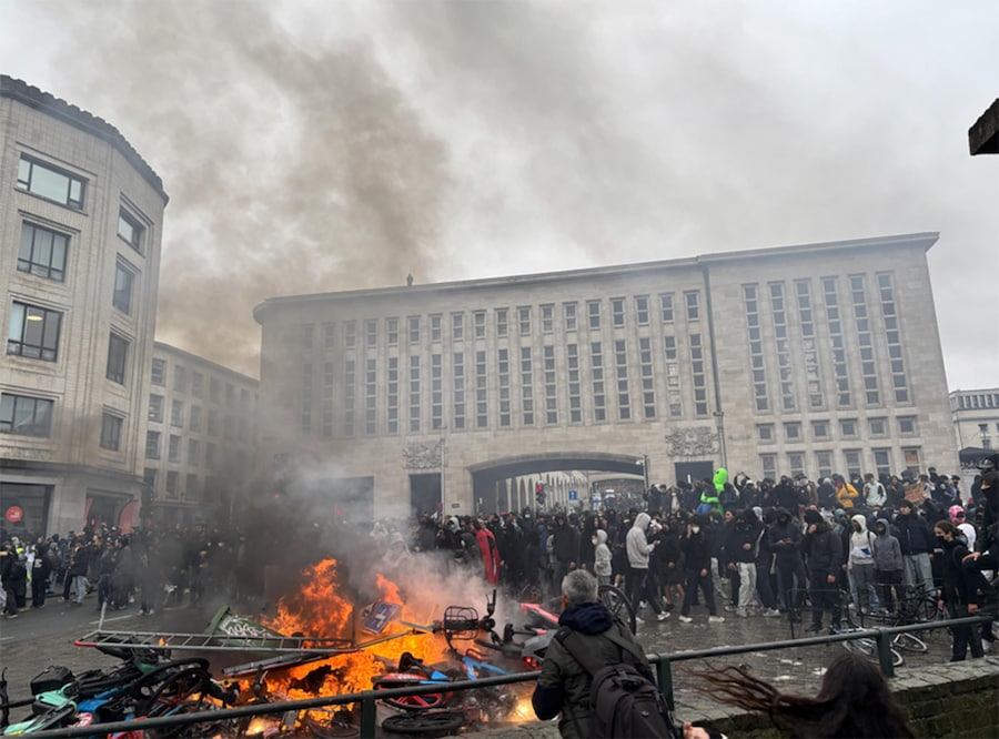 Alcuni momenti della protesta sindacale contro le misure di bilancio del governo federale, nei pressi della stazione ferroviaria di Bruxelles-Midi, il 9 ottobre 2026. (ANSA/LUCA FERRERO)
