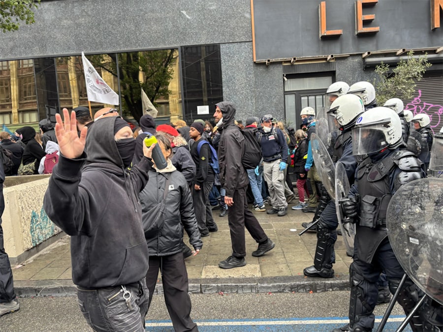 Alcuni momenti della protesta sindacale contro le misure di bilancio del governo federale, nei pressi della stazione ferroviaria di Bruxelles-Midi, il 9 ottobre 2026. (ANSA/LUCA FERRERO)