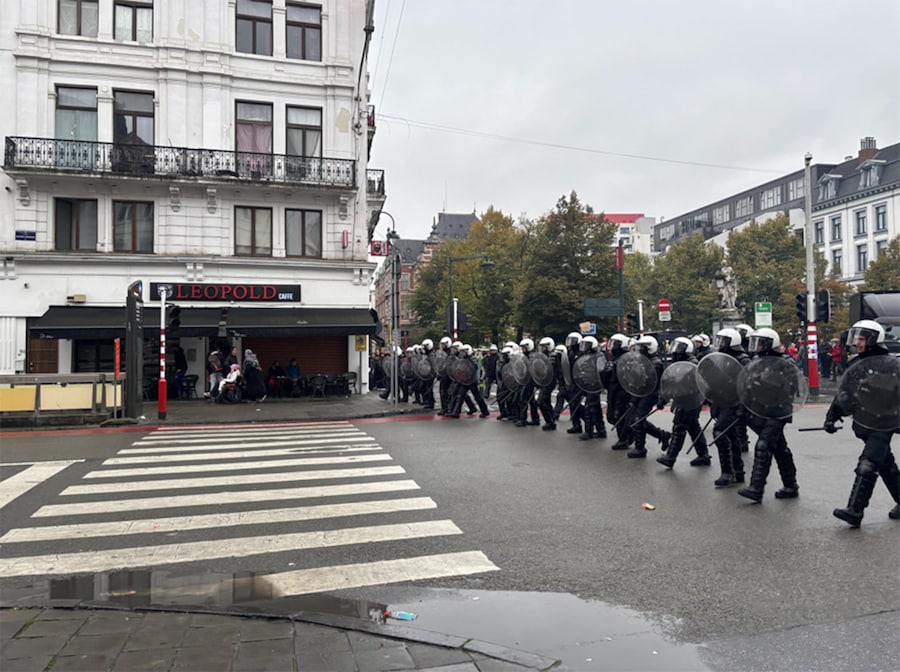 Alcuni momenti della protesta sindacale contro le misure di bilancio del governo federale, nei pressi della stazione ferroviaria di Bruxelles-Midi, il 9 ottobre 2026. (ANSA/LUCA FERRERO)