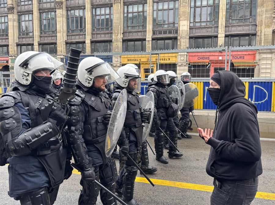 Alcuni momenti della protesta sindacale contro le misure di bilancio del governo federale, nei pressi della stazione ferroviaria di Bruxelles-Midi, il 9 ottobre 2026. (ANSA/LUCA FERRERO)