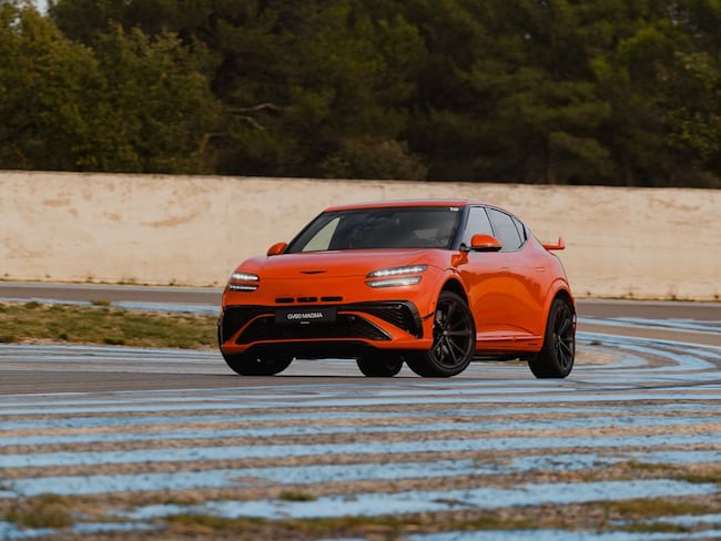Genesis GV60 Magma, le foto della prova su strada e in pista