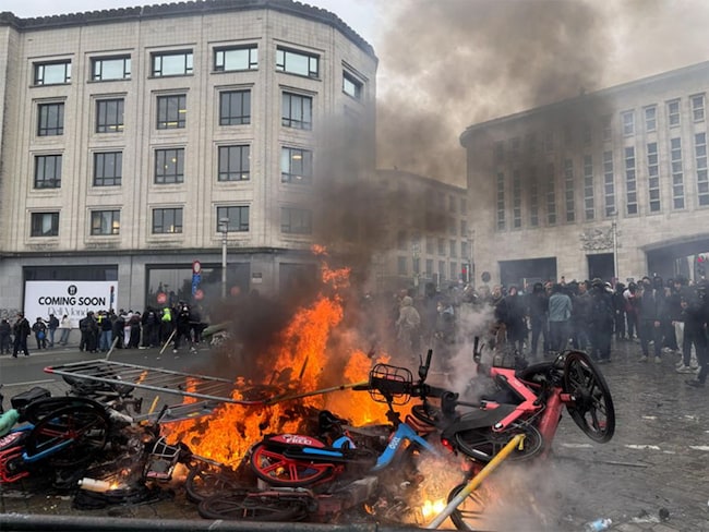 Bruxelles, manifestazioni contro l’austerità. A ferro e fuoco la Gare du Midi