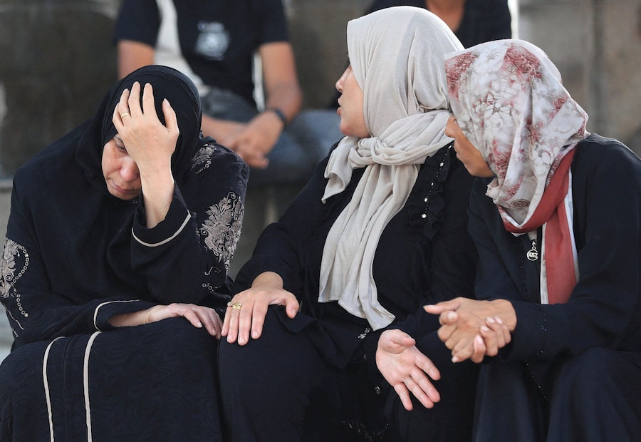 I partecipanti al funerale rendono omaggio al bambino palestinese Hussam Houso, rimasto ucciso in un attacco aereo israeliano contro un’abitazione, secondo quanto riferito dal personale medico, nella città di Gaza, il 9 ottobre 2026. REUTERS/Dawoud Abu Alkas (REUTERS)