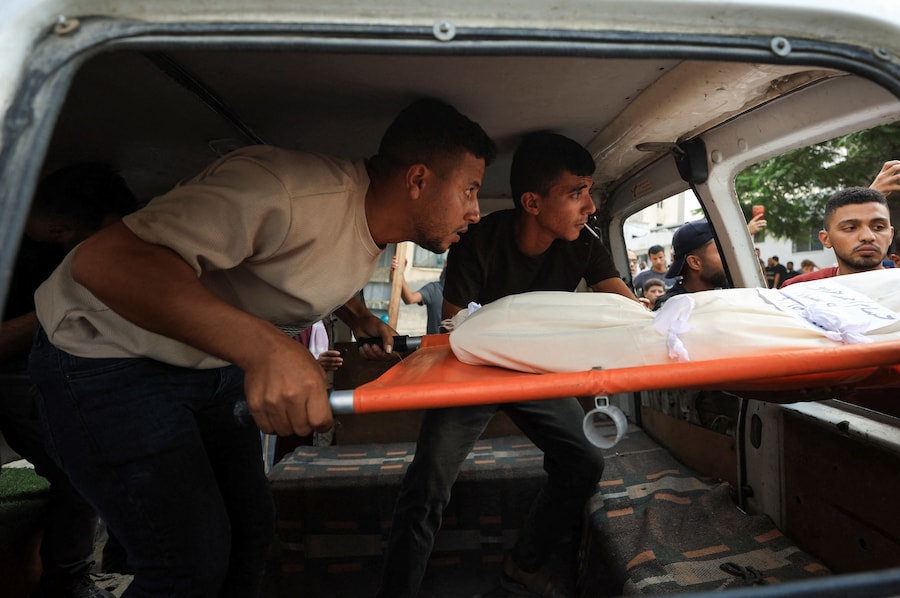 Alcune persone trasportano la salma del bambino palestinese Hussam Houso, ucciso, secondo quanto riferito dai soccorritori, in un attacco aereo israeliano contro un’abitazione, durante il suo funerale nella città di Gaza, il 9 ottobre 2026. REUTERS/Dawoud Abu Alkas (REUTERS)