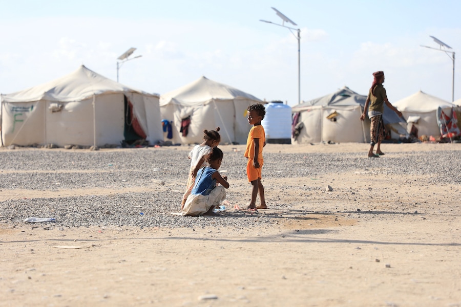 Dei bambini giocano in un accampamento di fortuna per sfollati a causa degli scontri tra i combattenti Houthi, alleati dell’Iran, e le forze governative yemenite sostenute dall’Arabia Saudita, nei pressi di Aden, nello Yemen, l’8 ottobre 2026. REUTERS/Stringer (REUTERS)