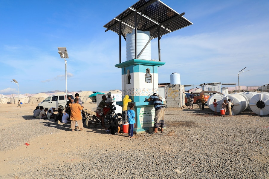 Alcune persone bevono acqua in un accampamento di fortuna per sfollati a causa degli scontri tra i combattenti Houthi, alleati dell’Iran, e le forze governative yemenite sostenute dall’Arabia Saudita, nei pressi di Aden, nello Yemen, l’8 ottobre 2026. REUTERS/Stringer (REUTERS)