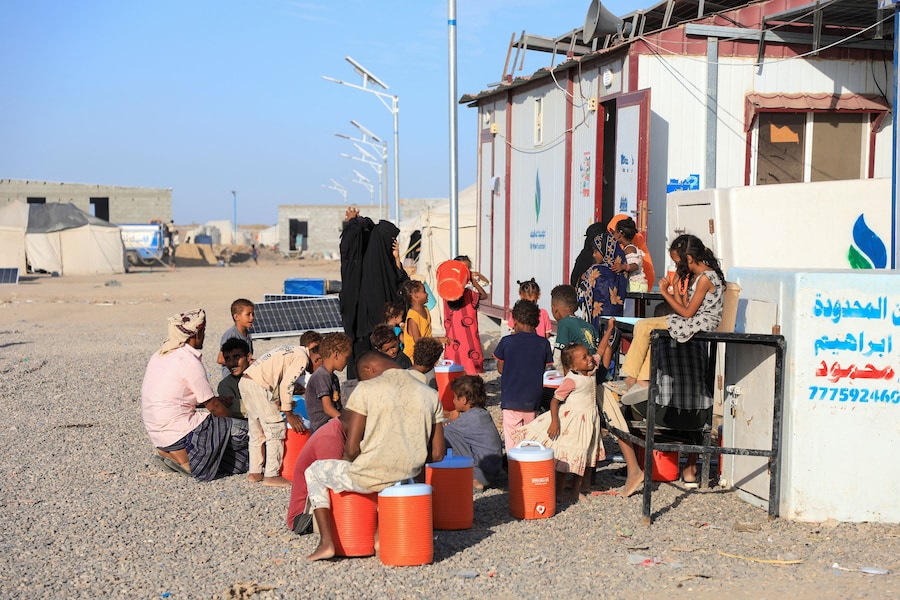 Persone sedute in un accampamento di fortuna per sfollati a causa degli scontri tra i combattenti Houthi, alleati dell’Iran, e le forze governative yemenite sostenute dall’Arabia Saudita, nei pressi di Aden, nello Yemen, l’8 ottobre 2026. REUTERS/Stringer (REUTERS)