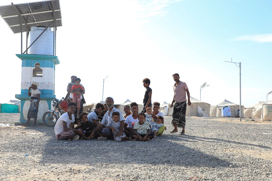 Le persone si riparano dal sole in un accampamento di fortuna per sfollati a causa degli scontri tra i combattenti Houthi, alleati dell’Iran, e le forze governative yemenite sostenute dall’Arabia Saudita, nei pressi di Aden, nello Yemen, l’8 ottobre 2026. REUTERS/Stringer (REUTERS)