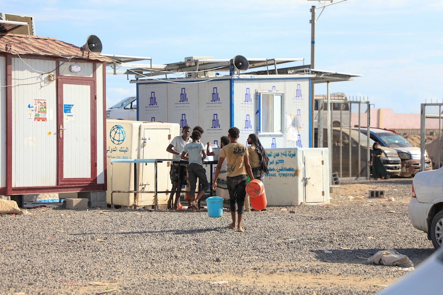 Alcune persone chiacchierano in un accampamento di fortuna per sfollati a causa degli scontri tra i combattenti Houthi, alleati dell’Iran, e le forze governative yemenite sostenute dall’Arabia Saudita, nei pressi di Aden, nello Yemen, l’8 ottobre 2026. REUTERS/Stringer (REUTERS)