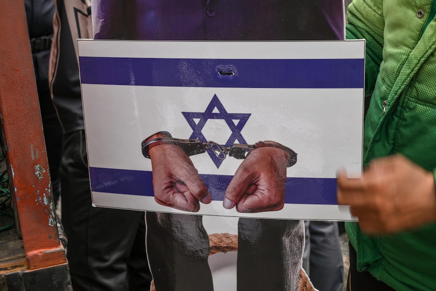 Una riproduzione raffigurante le mani ammanettate del primo ministro israeliano Benjamin Netanyahu viene portata dai manifestanti durante una manifestazione organizzata nell’ambito di una giornata mondiale di mobilitazione a sostegno della Palestina ad Ampang, Kuala Lumpur, in Malesia, il 9 ottobre 2026. Organizzata dal Palestine Caucus del Parlamento malese, la manifestazione ha commemorato i tre anni di attacchi israeliani su Gaza. Si stima che alla marcia abbiano partecipato circa 700 persone. EPA/Nazir Sufari (EPA)