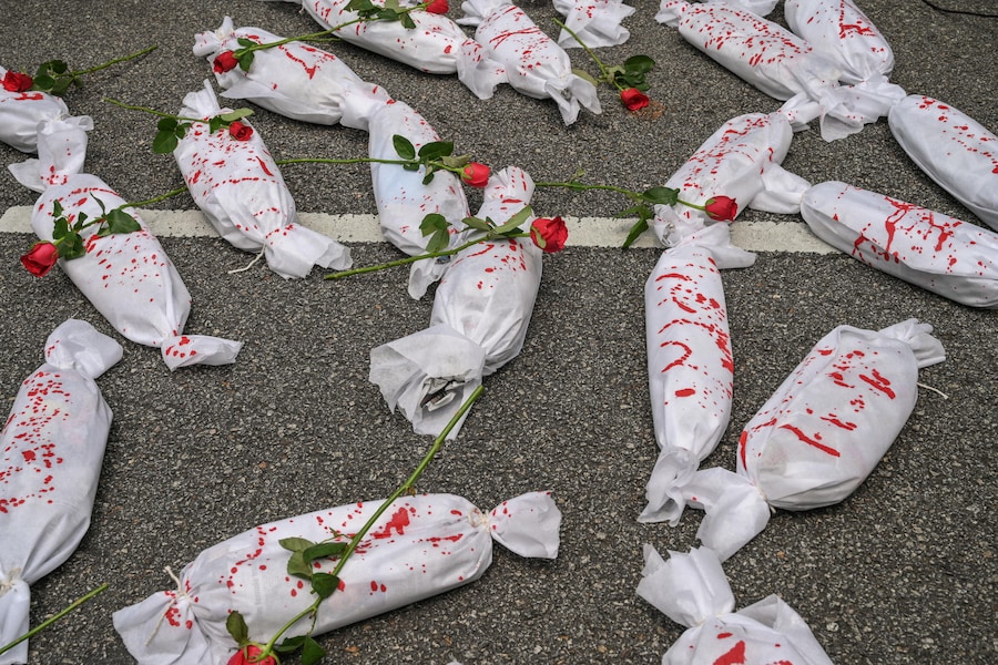 Repliche che rappresentano i corpi delle vittime uccise dalle forze israeliane durante una manifestazione tenutasi nell’ambito di una giornata mondiale di mobilitazione per la Palestina ad Ampang, Kuala Lumpur, Malesia, il 9 ottobre 2026. Organizzata dal Gruppo parlamentare malese per la Palestina, la manifestazione ha commemorato i tre anni di attacchi israeliani su Gaza. Si stima che alla marcia abbiano partecipato circa 700 persone. EPA/Nazir Sufari (EPA)