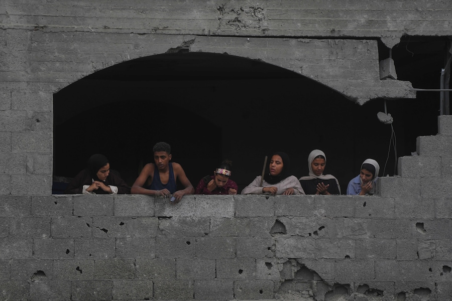 I palestinesi ispezionano gli edifici distrutti da un attacco aereo israeliano avvenuto nella tarda serata di giovedì nella città di Gaza, venerdì 9 ottobre 2026. (Foto AP/Jehad Alshrafi) (APN)