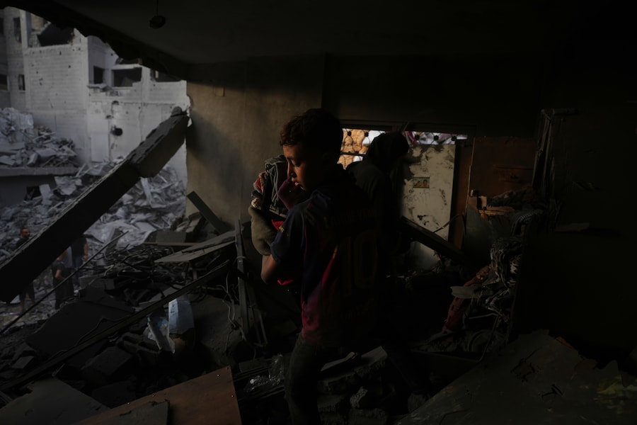 I palestinesi recuperano i propri effetti personali dagli edifici distrutti da un attacco aereo israeliano avvenuto nella tarda serata di giovedì nella città di Gaza, venerdì 9 ottobre 2026. (AP Photo/Jehad Alshrafi) (APN)