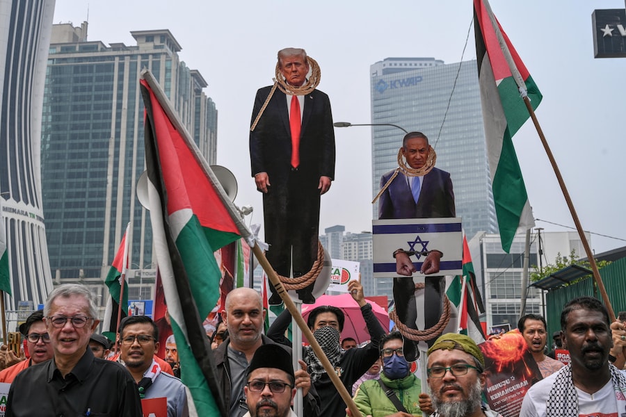 I partecipanti brandiscono effigi del presidente degli Stati Uniti Donald Trump e del primo ministro israeliano Benjamin Netanyahu durante una manifestazione organizzata nell’ambito di una giornata mondiale di mobilitazione a sostegno della Palestina ad Ampang, Kuala Lumpur, in Malesia, il 9 ottobre 2026. Organizzata dal Palestine Caucus del Parlamento malese, la manifestazione ha commemorato i tre anni di attacchi israeliani su Gaza. Si stima che alla marcia abbiano partecipato circa 700 persone. EPA/Nazir Sufari (EPA)