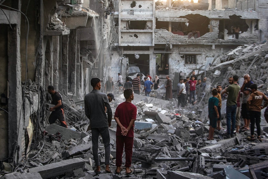 I palestinesi ispezionano le macerie delle case distrutte a seguito di un attacco aereo israeliano nel quartiere di Al-Sabra a Gaza City, il 9 ottobre 2026. Secondo un rapporto del Ministero della Salute di Gaza, almeno tre palestinesi, tra cui un bambino di otto anni, sono stati uccisi e altri otto sono rimasti feriti in un attacco aereo israeliano avvenuto ieri sera a Gaza City. EPA/MOHAMMED SABER (EPA)