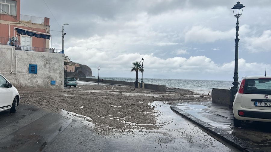 Una delle Isole delle Eolie alle prese con il maltempo: torrenti esondati, detriti in spiaggia e fango in molte strade persino in centro. Lipari, 10 ottobre 2026. ANSA/SALVATORE SARPI (ANSA)