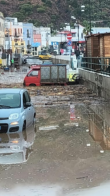 Una delle Isole delle Eolie alle prese con il maltempo: torrenti esondati, detriti in spiaggia e fango in molte strade persino in centro. Lipari, 10 ottobre 2026. ANSA/SALVATORE SARPI (ANSA)