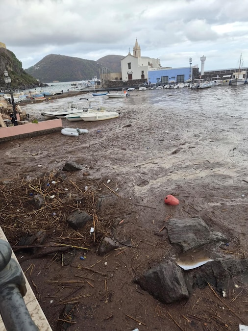 Una delle Isole delle Eolie alle prese con il maltempo: torrenti esondati, detriti in spiaggia e fango in molte strade persino in centro. Lipari, 10 ottobre 2026. ANSA/SALVATORE SARPI (ANSA)
