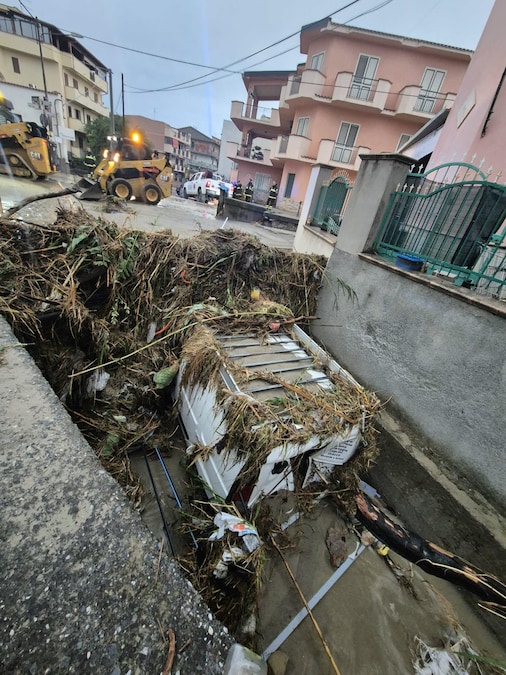 Il Comune di Melito di Porto Salvo dove nella notte il maltempo ha provocato strade invase dal fango e detriti. Catanzaro, 10 ottobre 2026. ANSA/US SINDACO +++ UFFICIO STAMPA SINDACO DI MELITO +++ FOTO NON IN VENDITA - DA USARE SOLO PER FINI GIORNALISTICI +++ NPK +++ (ANSA)