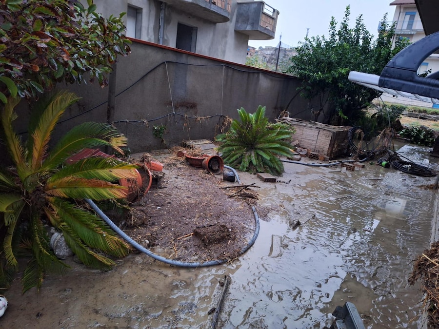 Il Comune di Melito di Porto Salvo dove nella notte il maltempo ha provocato strade invase dal fango e detriti. Catanzaro, 10 ottobre 2026. ANSA/US SINDACO +++ UFFICIO STAMPA SINDACO DI MELITO +++ FOTO NON IN VENDITA - DA USARE SOLO PER FINI GIORNALISTICI +++ NPK +++ (ANSA)