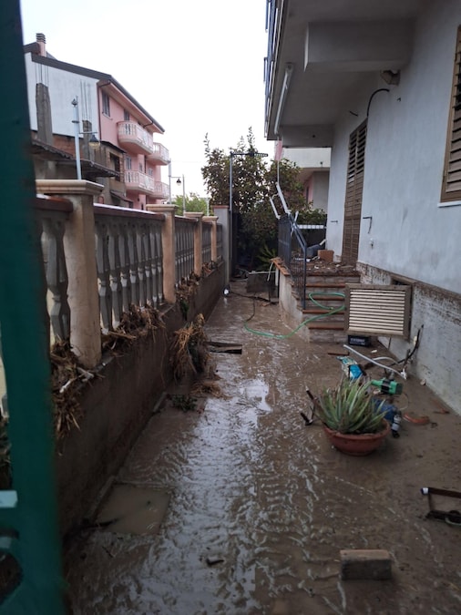 Il Comune di Melito di Porto Salvo dove nella notte il maltempo ha provocato strade invase dal fango e detriti. Catanzaro, 10 ottobre 2026. ANSA/US SINDACO +++ UFFICIO STAMPA SINDACO DI MELITO +++ FOTO NON IN VENDITA - DA USARE SOLO PER FINI GIORNALISTICI +++ NPK +++ (ANSA)